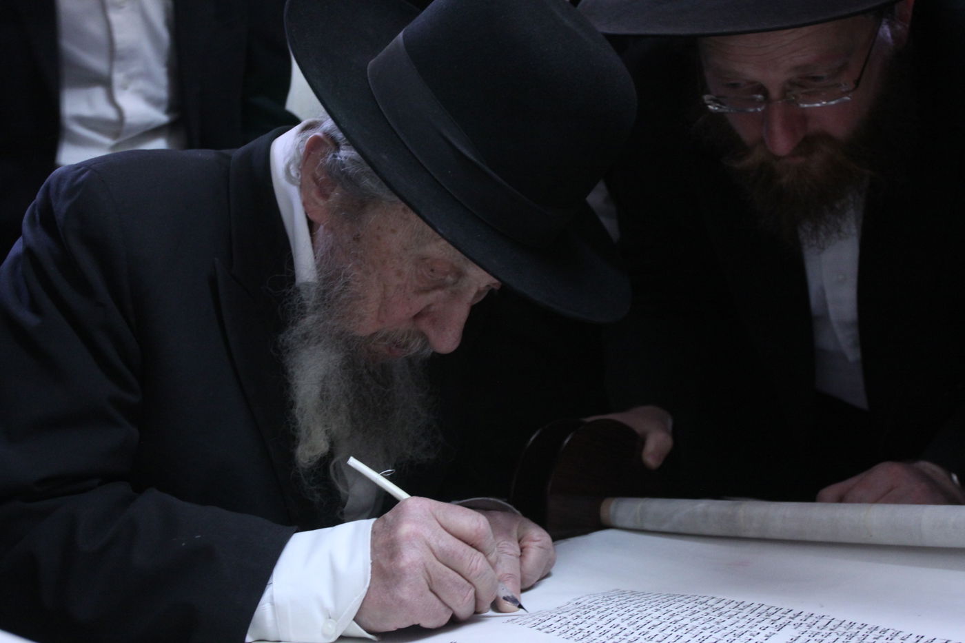 צפו: גדולי ישראל כותבים אות בספר התורה לע"נ הרב יונגרמן