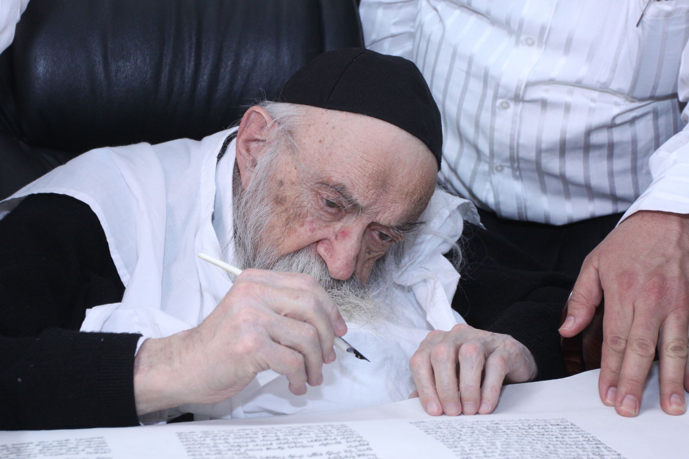 צפו: גדולי ישראל כותבים אות בספר התורה לע"נ הרב יונגרמן