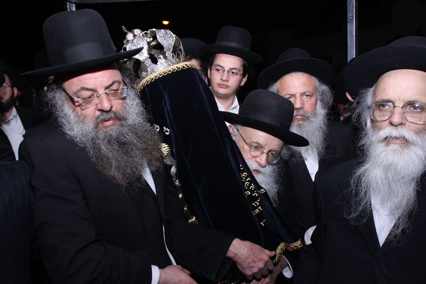 צפו: גדולי ישראל כותבים אות בספר התורה לע"נ הרב יונגרמן