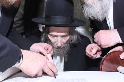 צפו: גדולי ישראל כותבים אות בספר התורה לע"נ הרב יונגרמן