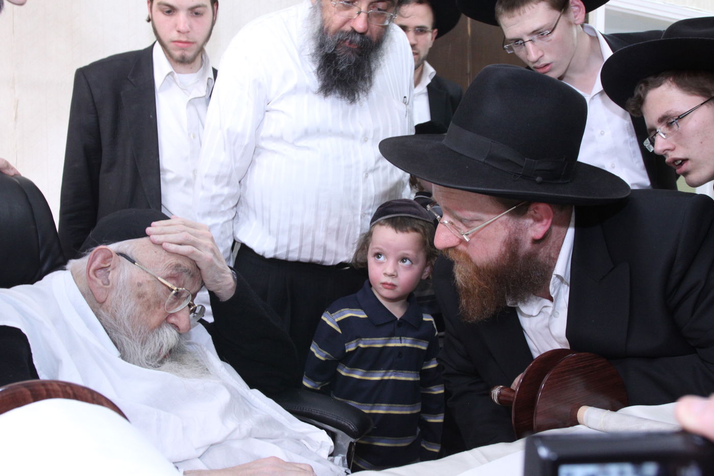 צפו: גדולי ישראל כותבים אות בספר התורה לע"נ הרב יונגרמן