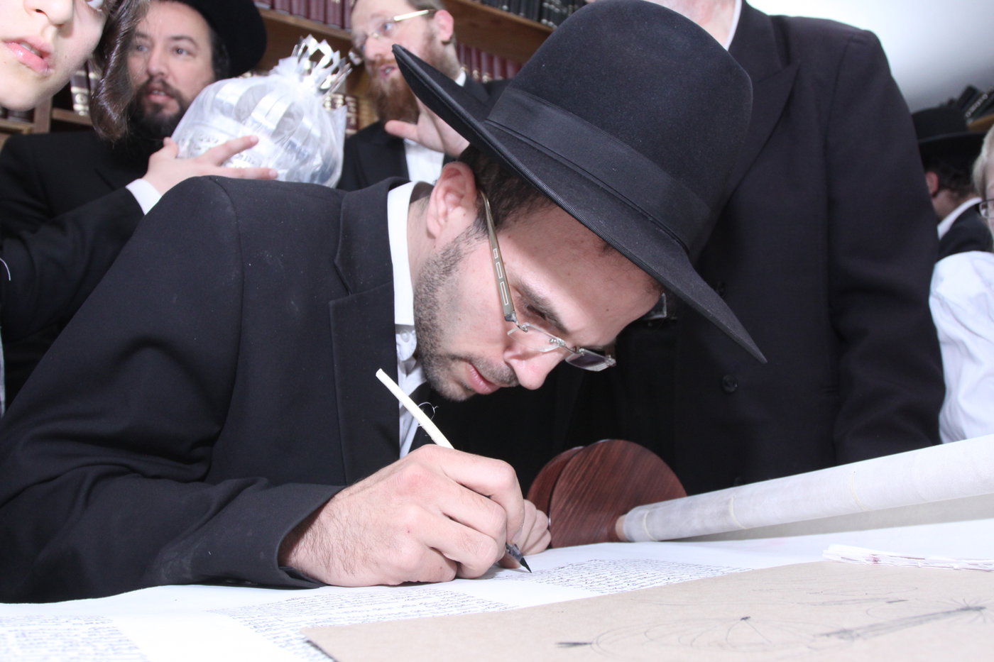 צפו: גדולי ישראל כותבים אות בספר התורה לע"נ הרב יונגרמן