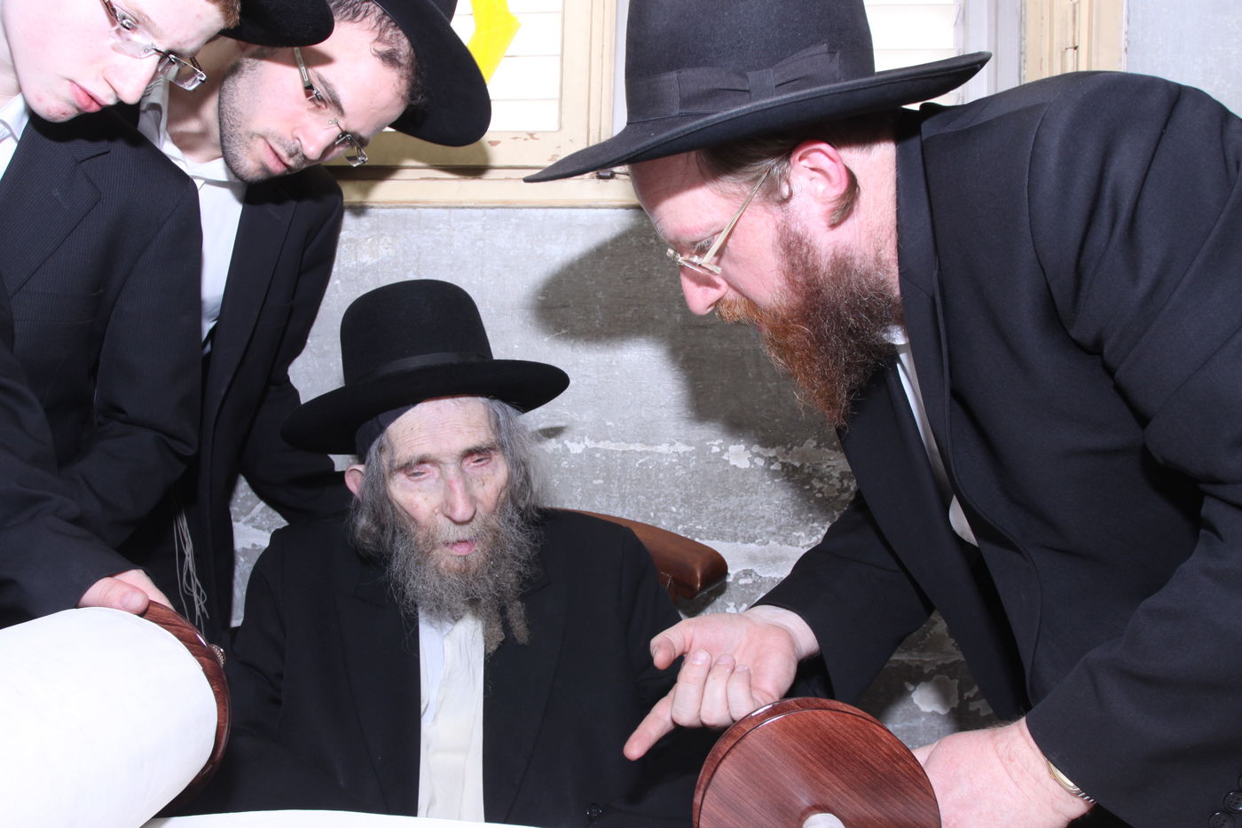 צפו: גדולי ישראל כותבים אות בספר התורה לע"נ הרב יונגרמן