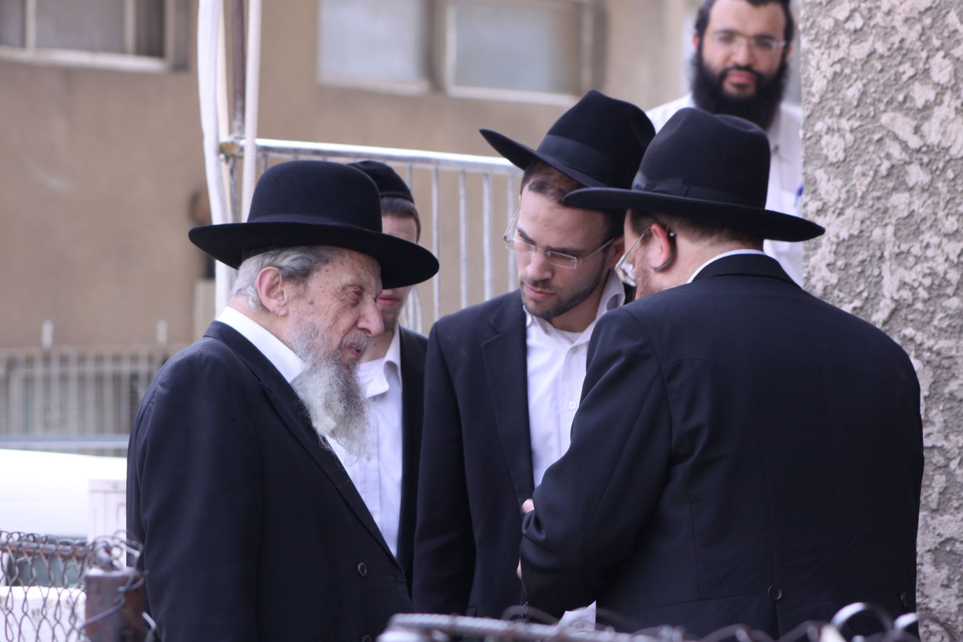 צפו: גדולי ישראל כותבים אות בספר התורה לע"נ הרב יונגרמן