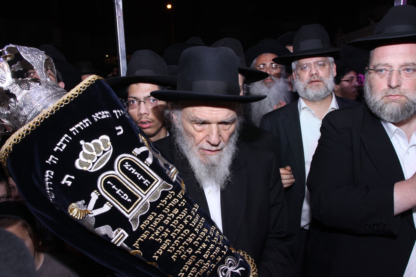 צפו: גדולי ישראל כותבים אות בספר התורה לע"נ הרב יונגרמן