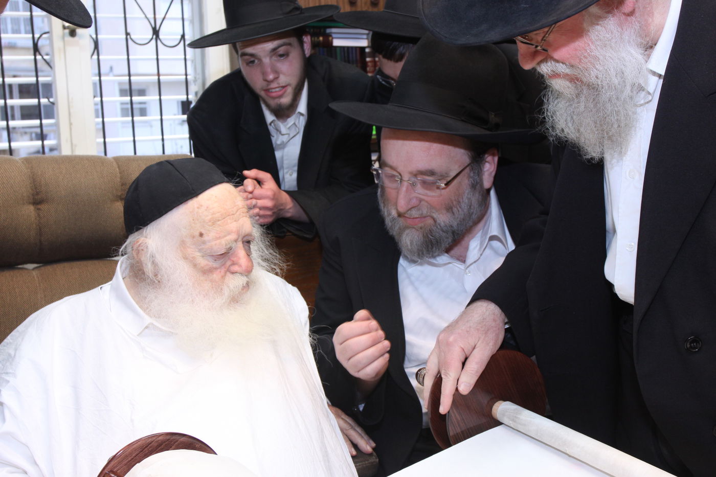 צפו: גדולי ישראל כותבים אות בספר התורה לע"נ הרב יונגרמן