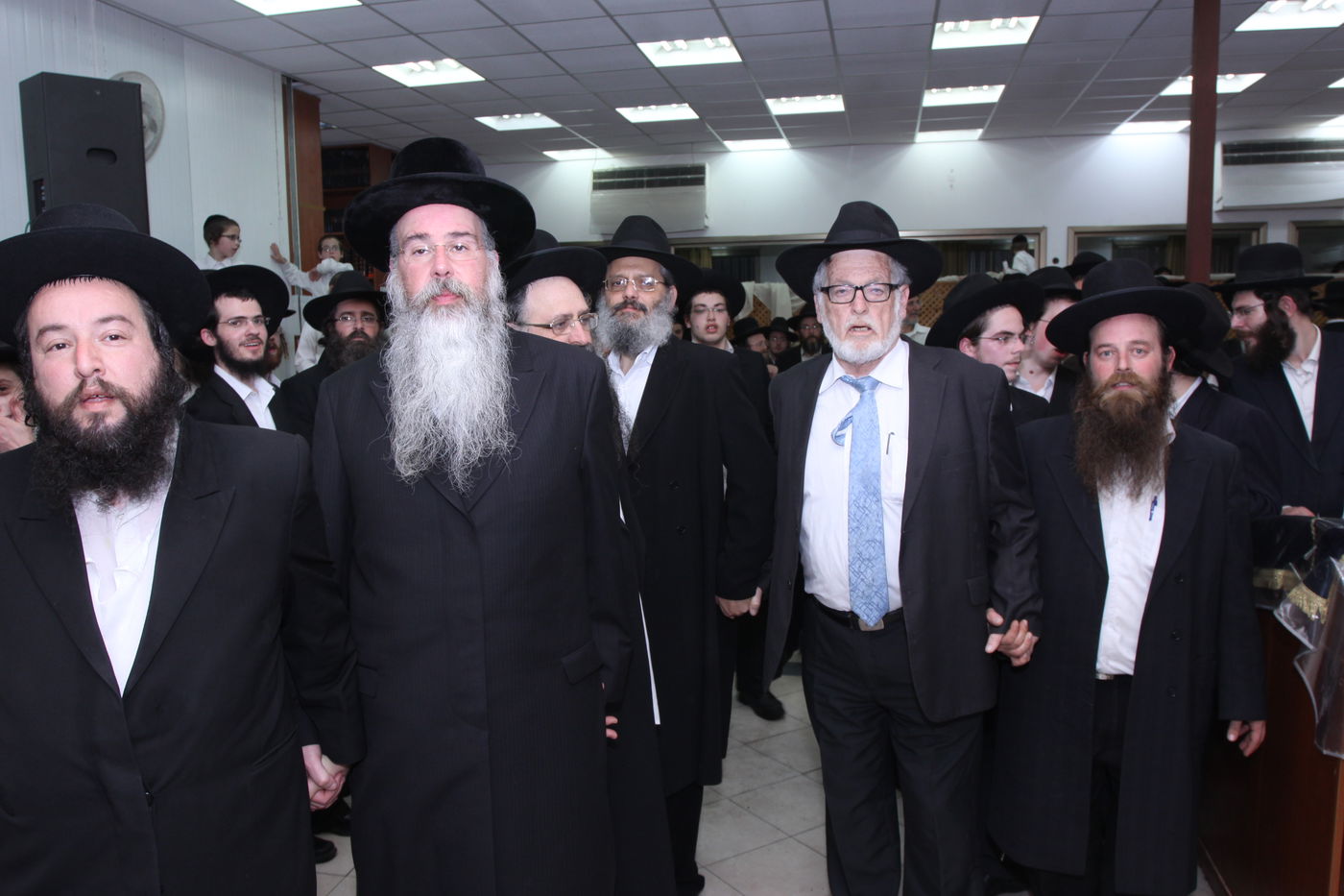 צפו: גדולי ישראל כותבים אות בספר התורה לע"נ הרב יונגרמן