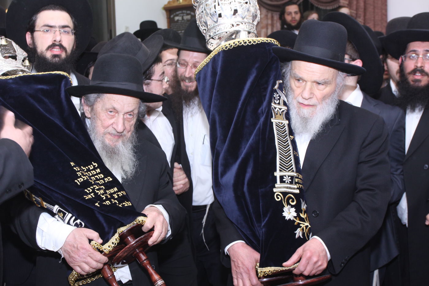 צפו: גדולי ישראל כותבים אות בספר התורה לע"נ הרב יונגרמן