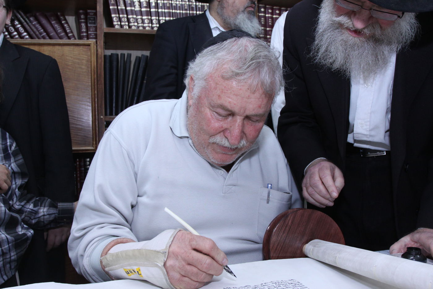 צפו: גדולי ישראל כותבים אות בספר התורה לע"נ הרב יונגרמן