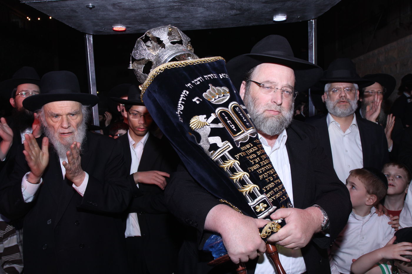 צפו: גדולי ישראל כותבים אות בספר התורה לע"נ הרב יונגרמן