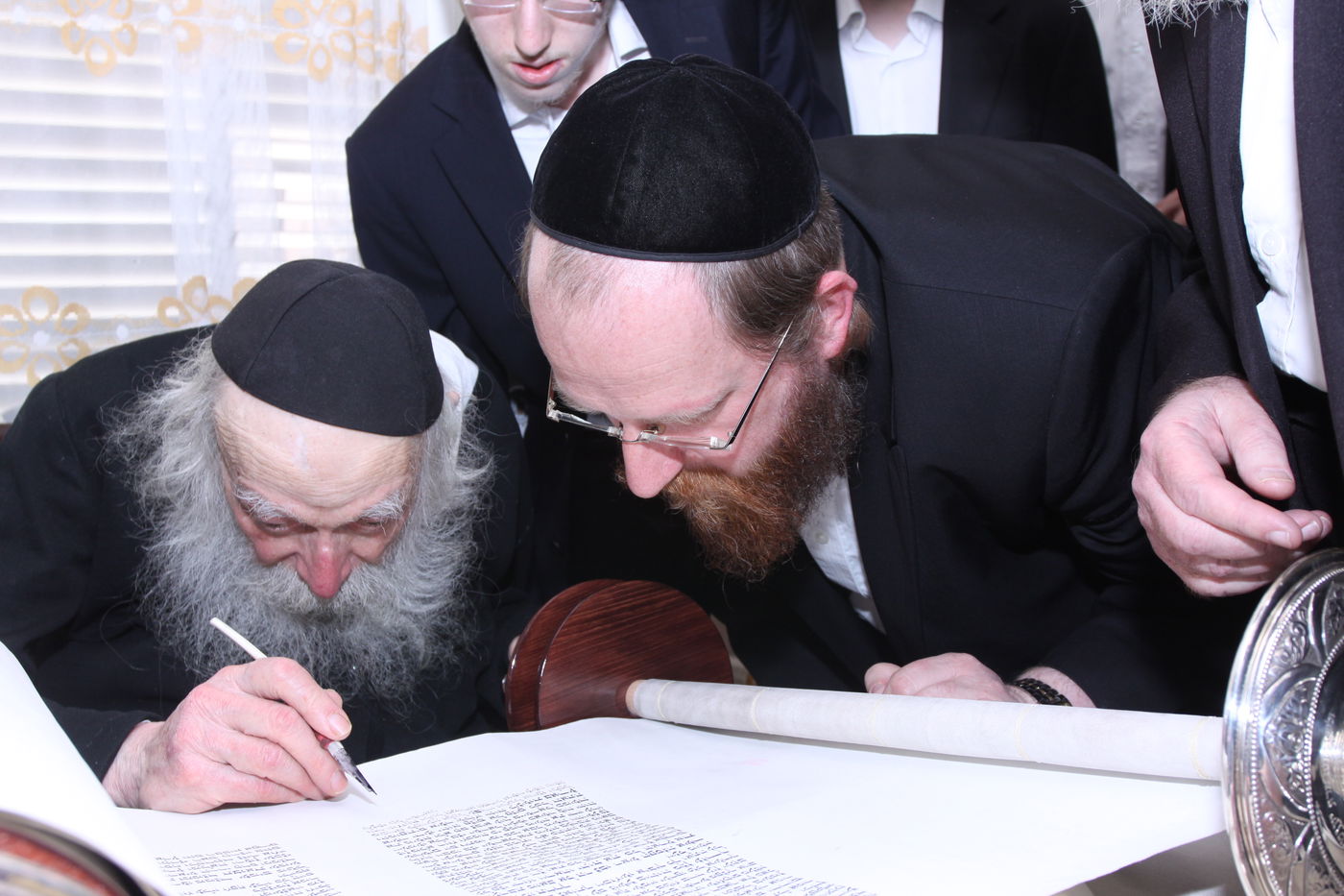 צפו: גדולי ישראל כותבים אות בספר התורה לע"נ הרב יונגרמן