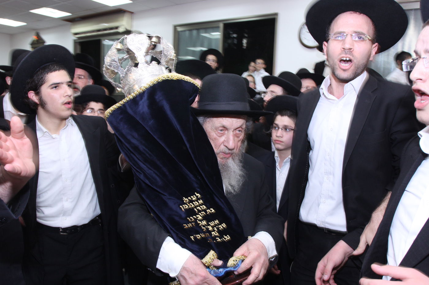 צפו: גדולי ישראל כותבים אות בספר התורה לע"נ הרב יונגרמן