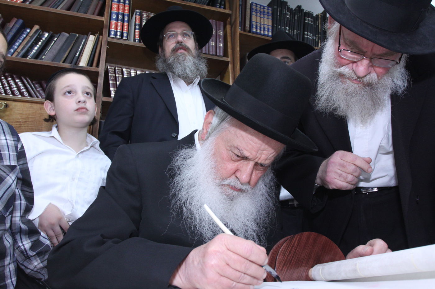 צפו: גדולי ישראל כותבים אות בספר התורה לע"נ הרב יונגרמן