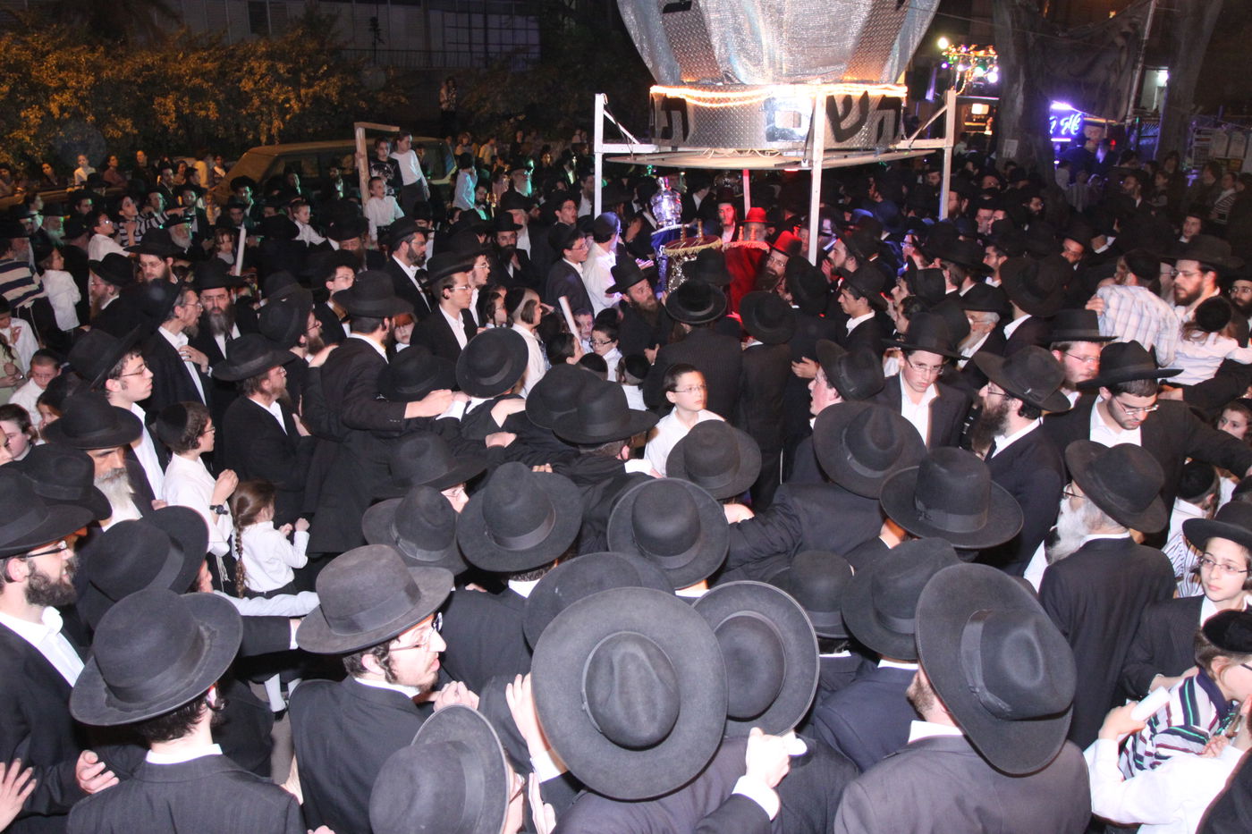 צפו: גדולי ישראל כותבים אות בספר התורה לע"נ הרב יונגרמן