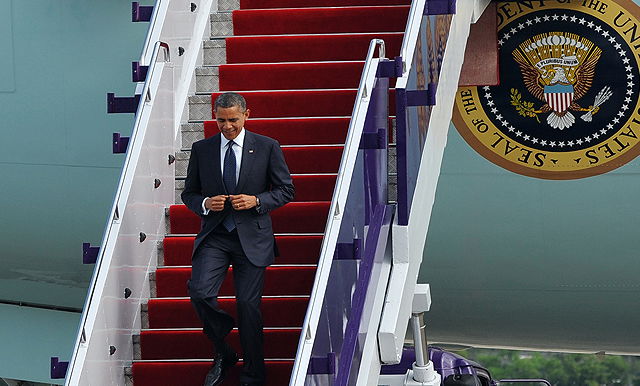 ברק אובמה יורד מהמטוס הנשיאותי