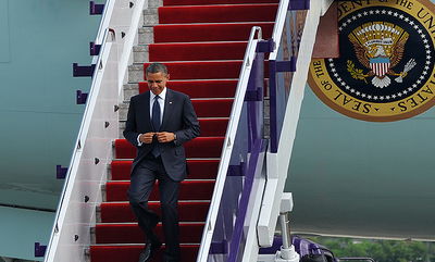 ברק אובמה יורד מהמטוס הנשיאותי