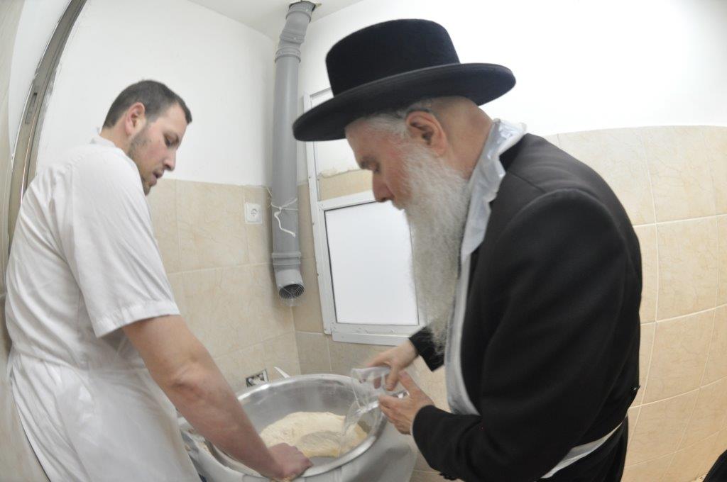 צפו: רבנים ב'מים שלנו' ואפיית מצות