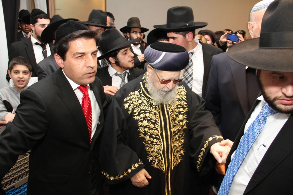 מרן הרב עובדיה יוסף סידר קידושין בחתונת בת הרב בניהו שמואלי