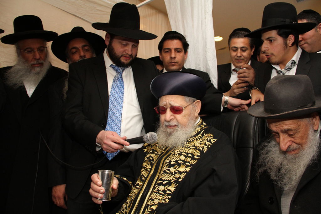 מרן הרב עובדיה יוסף סידר קידושין בחתונת בת הרב בניהו שמואלי