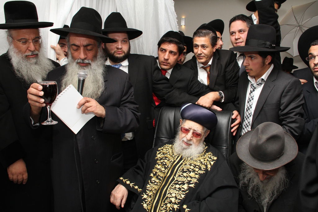 מרן הרב עובדיה יוסף סידר קידושין בחתונת בת הרב בניהו שמואלי