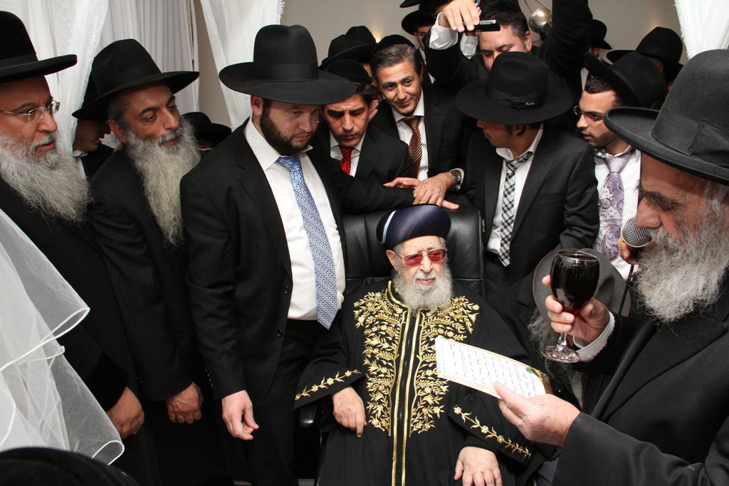 מרן הרב עובדיה יוסף סידר קידושין בחתונת בת הרב בניהו שמואלי