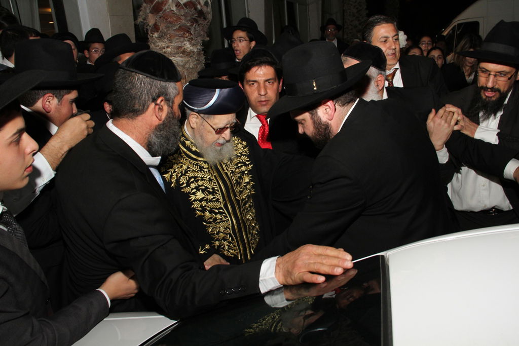 מרן הרב עובדיה יוסף סידר קידושין בחתונת בת הרב בניהו שמואלי