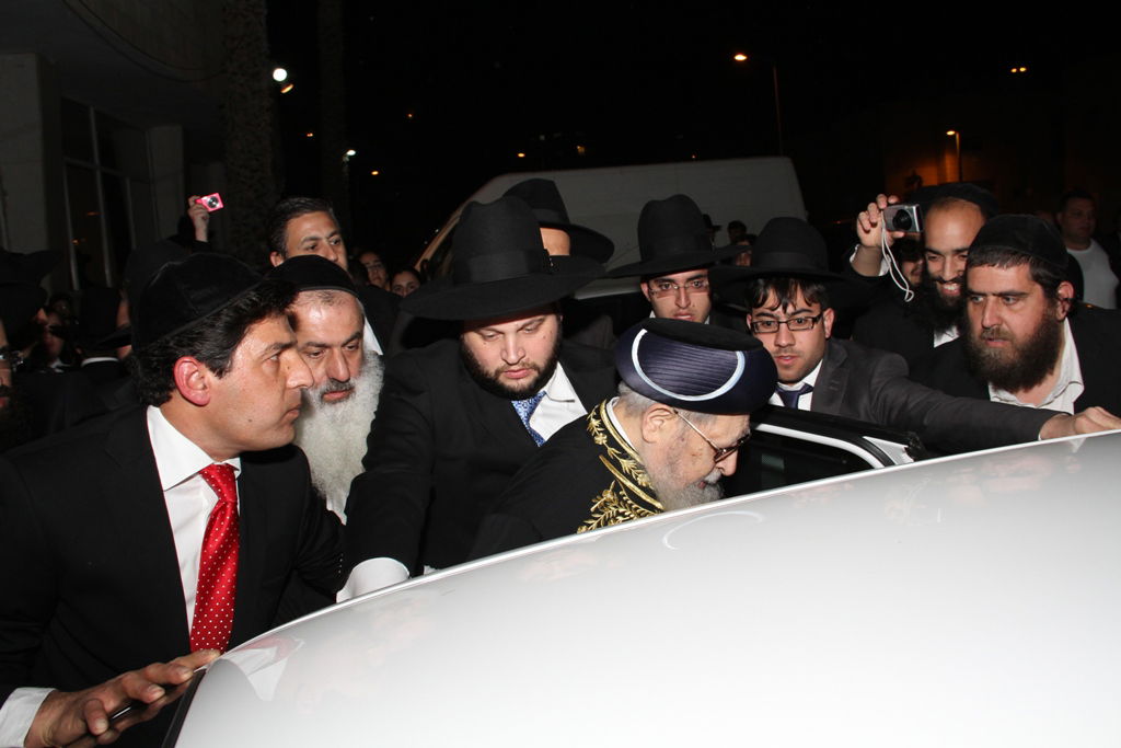 מרן הרב עובדיה יוסף סידר קידושין בחתונת בת הרב בניהו שמואלי