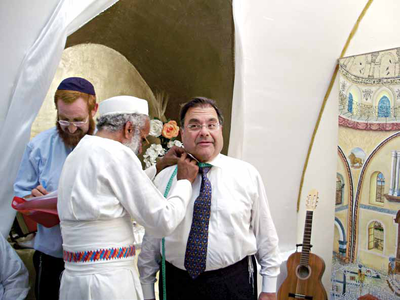 הרב ריסקין מזמין את בגדי הכהונה