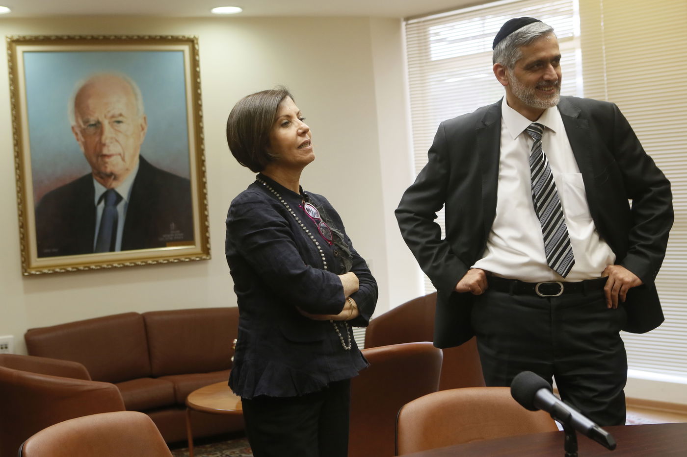 ראשי הסיעות נערכים לישיבה באופוזיציה • תמונות