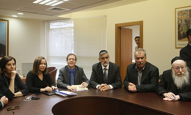 ראשי הסיעות נערכים לישיבה באופוזיציה • תמונות