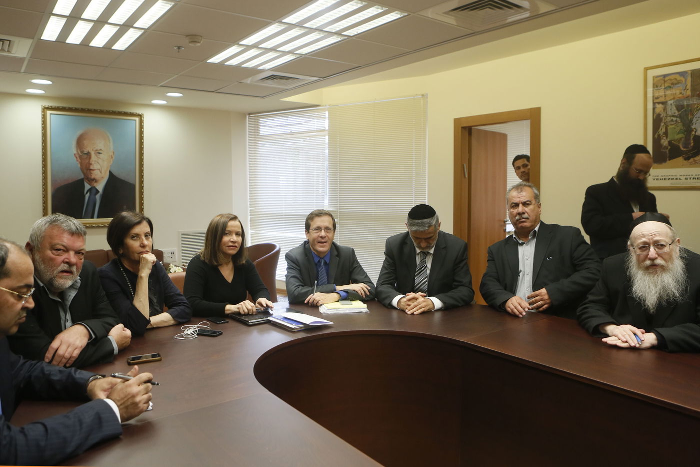 ראשי הסיעות נערכים לישיבה באופוזיציה • תמונות