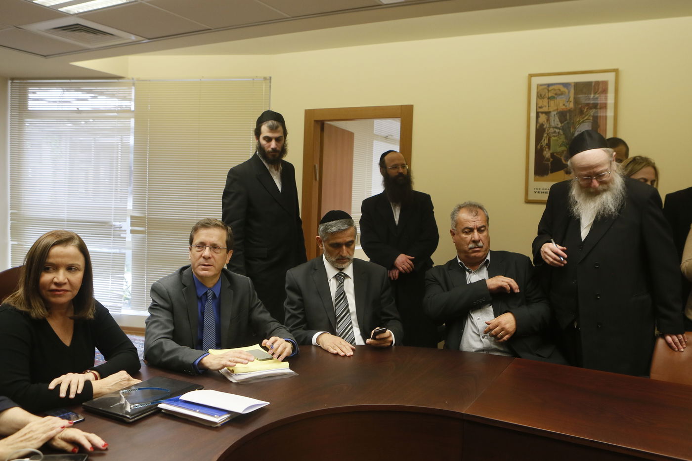 ראשי הסיעות נערכים לישיבה באופוזיציה • תמונות