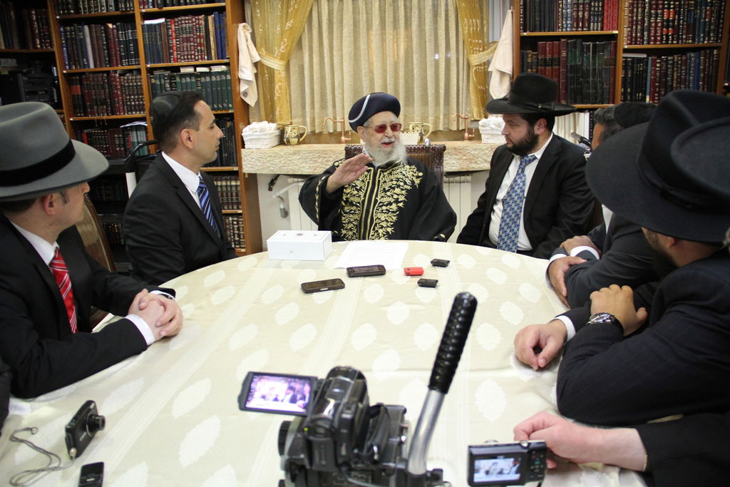 צפו: אנשי 'יום ליום' עלו לבית הרב עובדיה יוסף