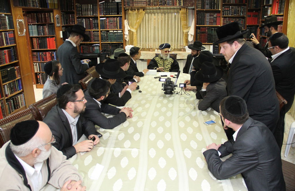 צפו: אנשי 'יום ליום' עלו לבית הרב עובדיה יוסף