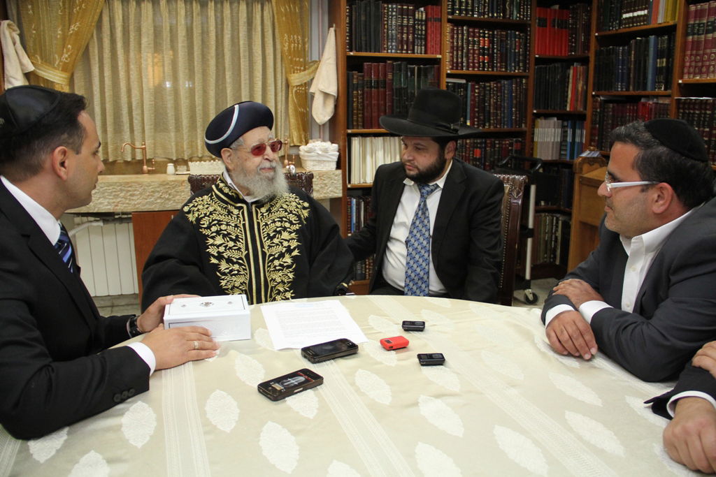 צפו: אנשי 'יום ליום' עלו לבית הרב עובדיה יוסף