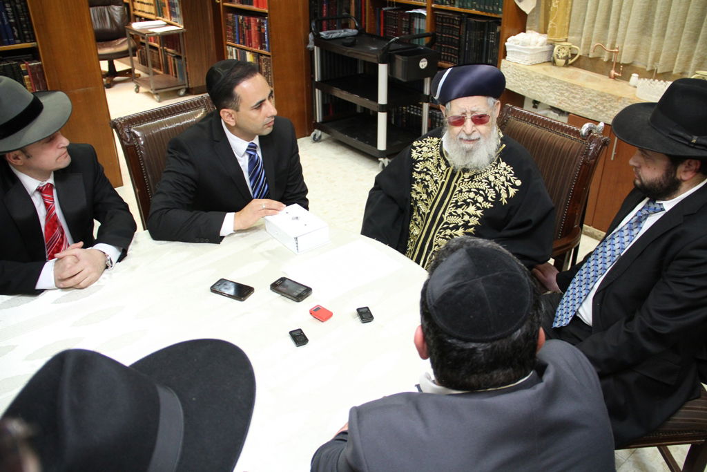 צפו: אנשי 'יום ליום' עלו לבית הרב עובדיה יוסף