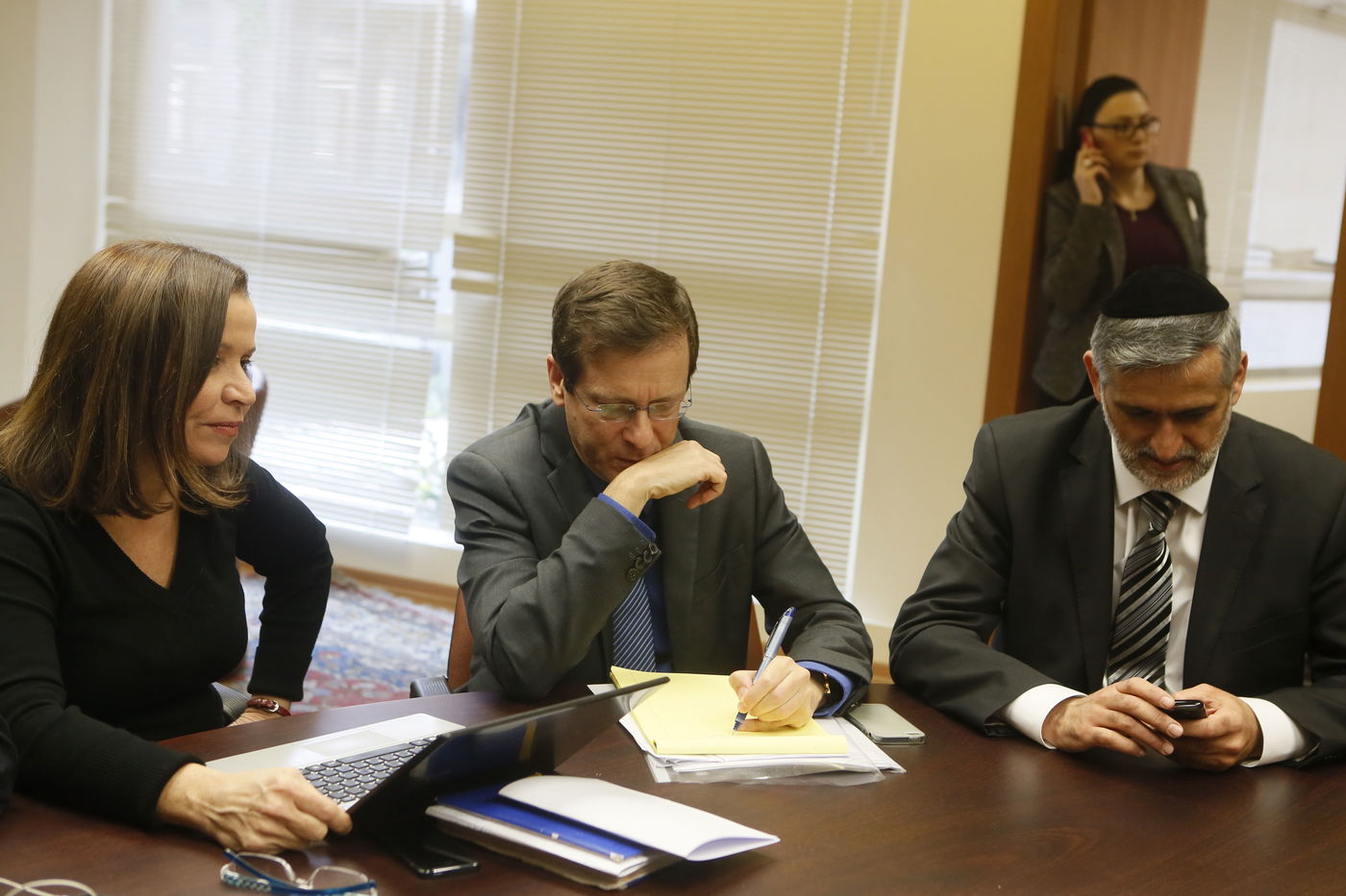 ראשי הסיעות נערכים לישיבה באופוזיציה • תמונות