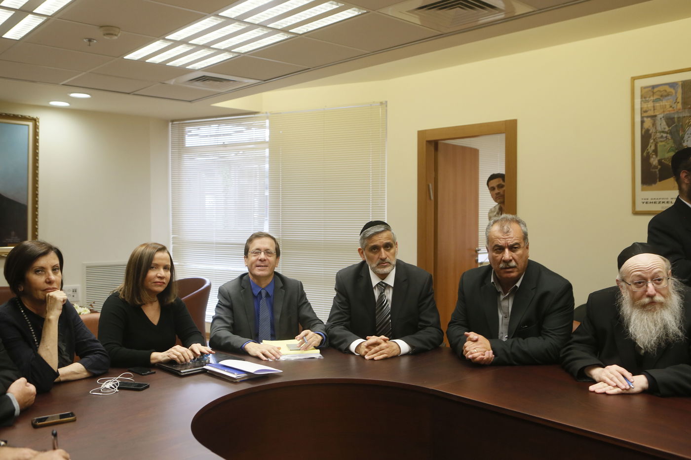 ראשי הסיעות נערכים לישיבה באופוזיציה • תמונות