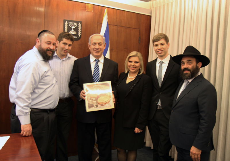 רגע לפני השבעת הממשלה, נתניהו קיבל מצות לפסח