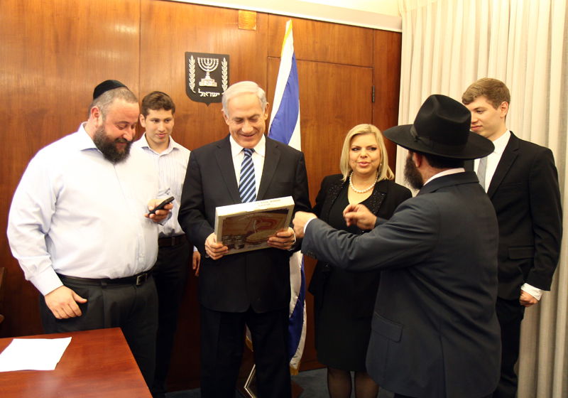 רגע לפני השבעת הממשלה, נתניהו קיבל מצות לפסח