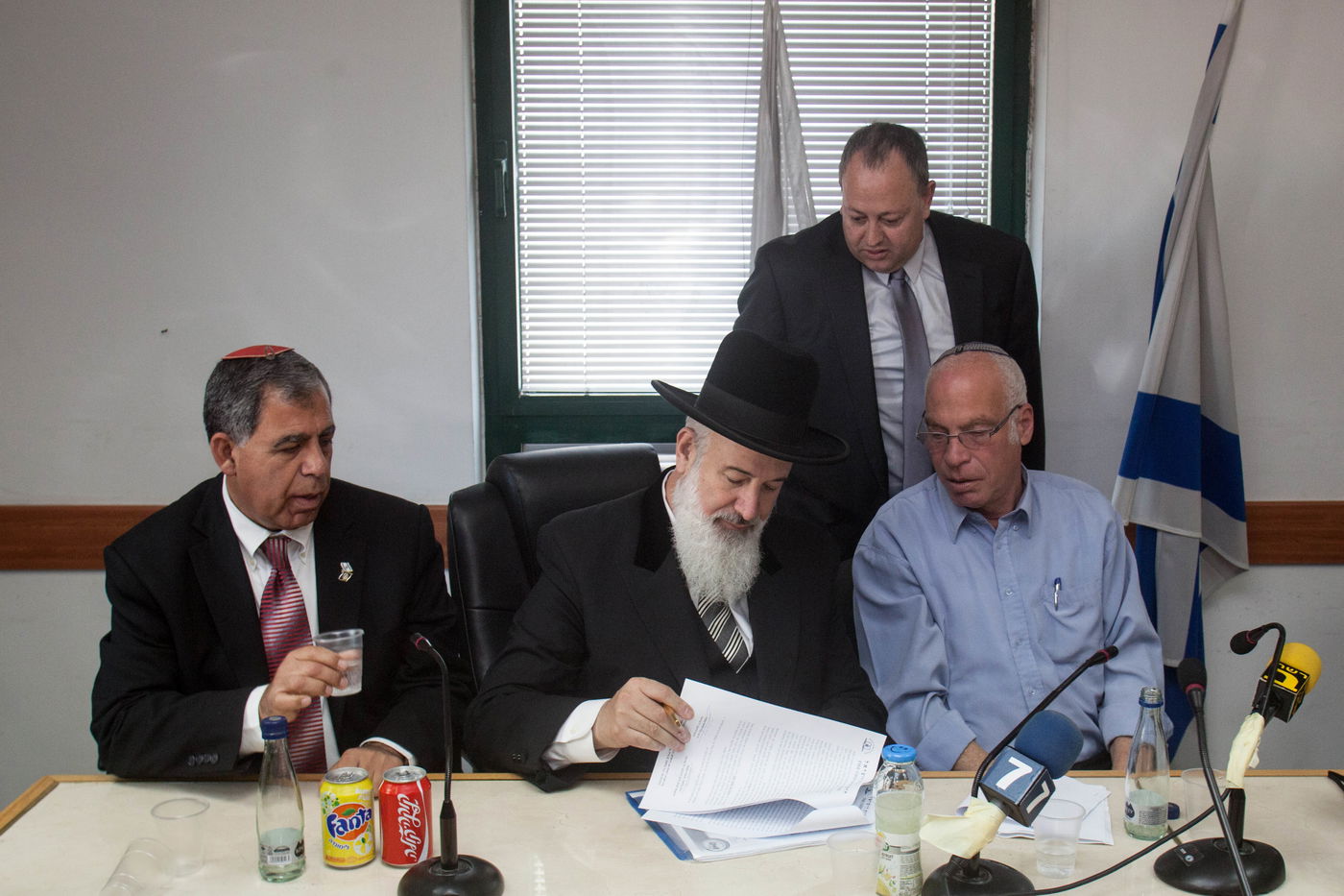 הרבנים הראשיים מכרו את החמץ של ישראל • תמונות