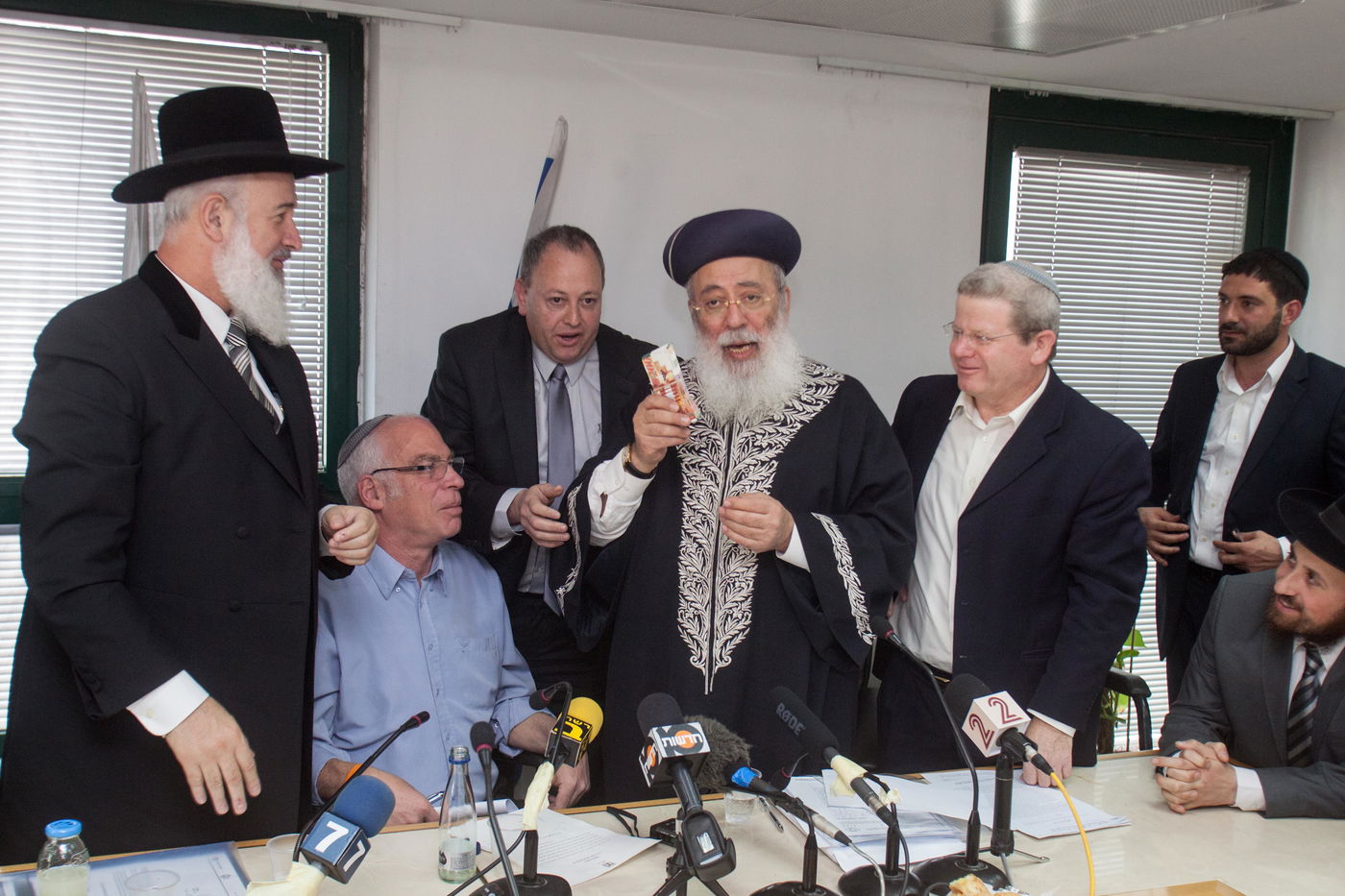 הרבנים הראשיים מכרו את החמץ של ישראל • תמונות