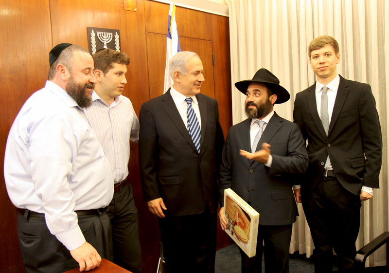 ראש הממשלה מקבל את המצות השמורות