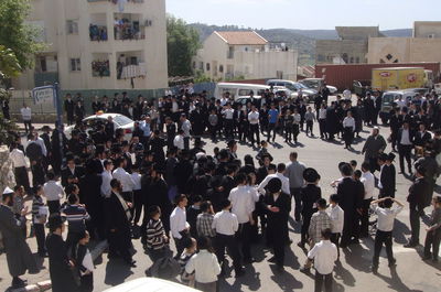 ההמון מסביב לשוטרים