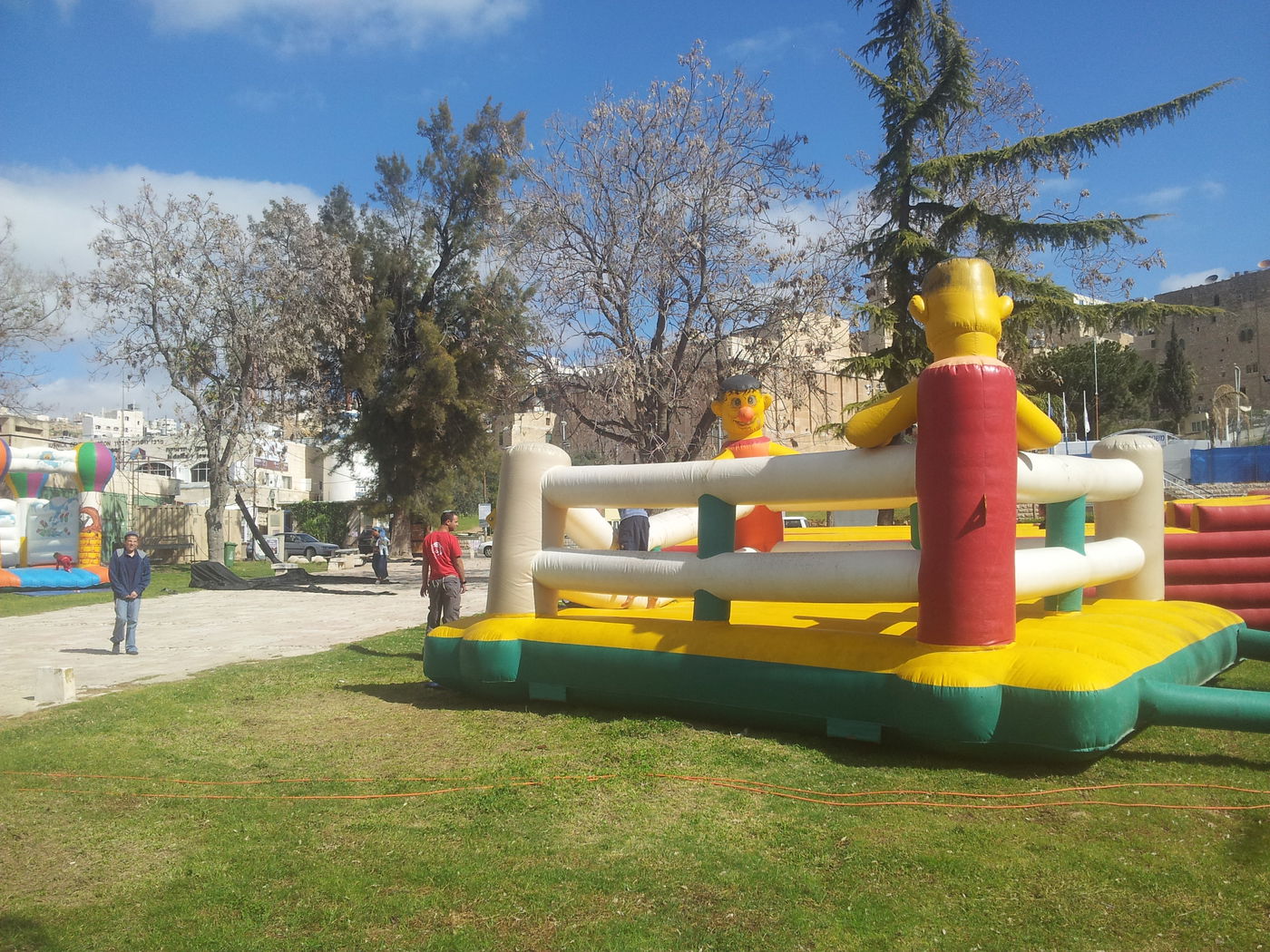 חברון לובשת חג לקראת אירועי החג