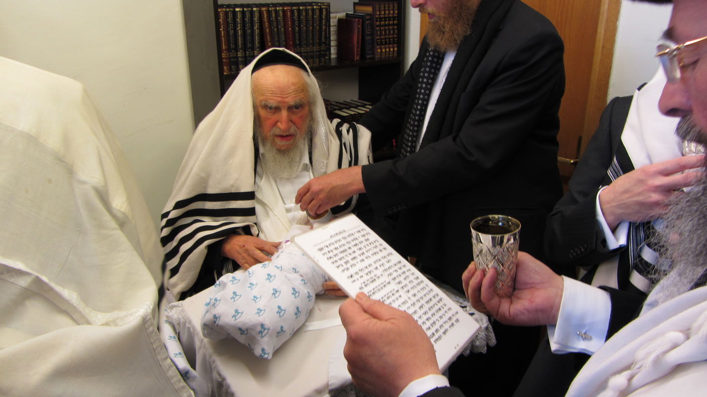 צפו: ביקורי החג של הגר"ש אויערבך