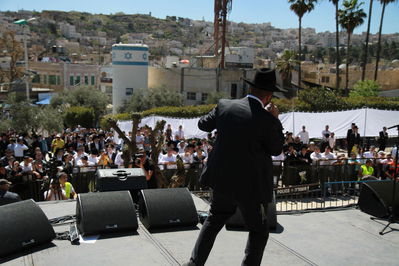 תיעוד ראשון: אלפים חוגגים בחברון