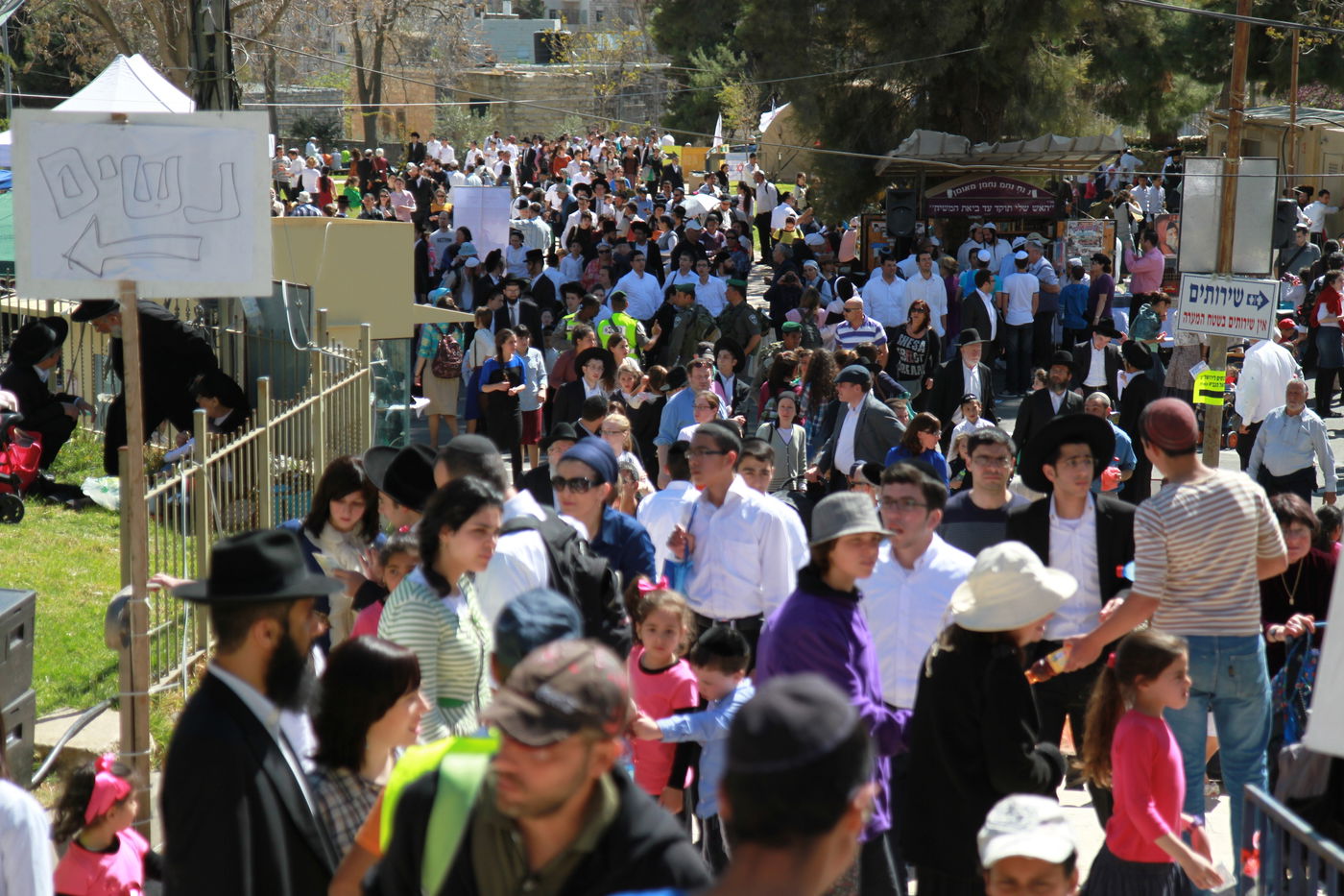 תיעוד ראשון: אלפים חוגגים בחברון