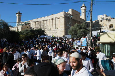 תיעוד ראשון: אלפים חוגגים בחברון