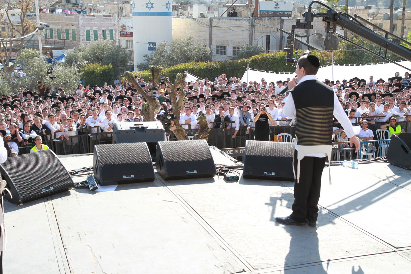 תיעוד ראשון: אלפים חוגגים בחברון